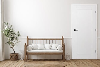 Bílé lakované dveře