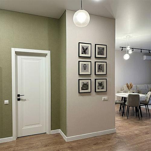 Světlý obývací pokoj laděný tón v tónu s dřevěnou podlahou a prosklenými dveřmi