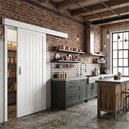 Detail masivního černého kování u loftových posuvných dveří