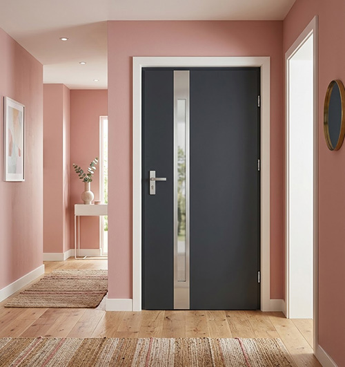 Moderní a tiché vchodové dveře do bytu, pohled zevnitř luxusní chodby