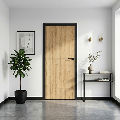 Detail napojení bílé obložkové zárubně a bílé soklové lišty k dřevěné podlaze