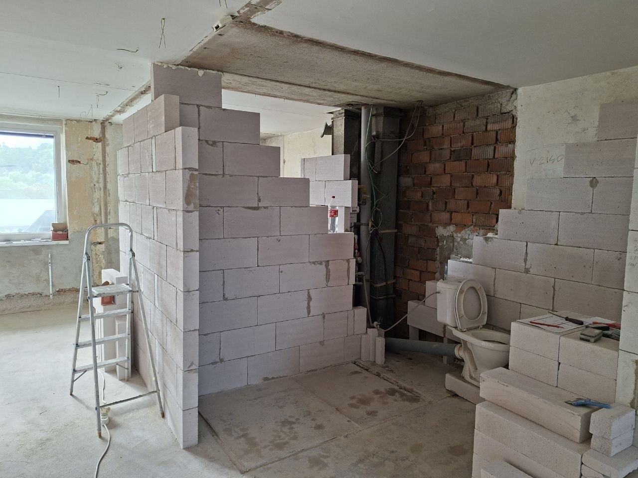 Řemeslník zdí nové příčky z pórobetonových tvárnic Ytong